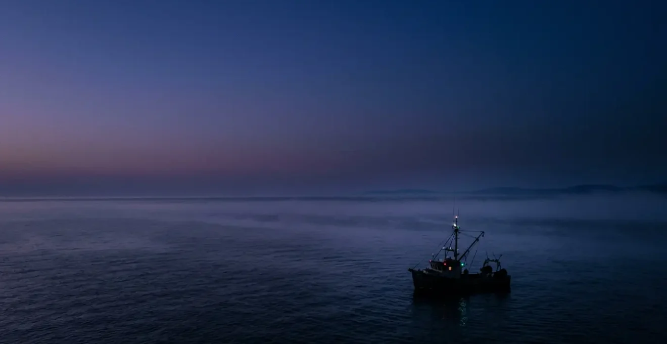 Détection radar de petits bateaux de pêche dans l'obscurité maritime