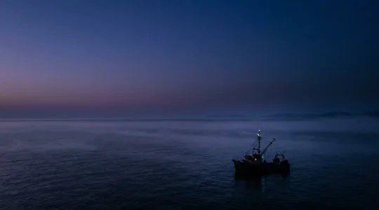 Détection radar de petits bateaux de pêche dans l'obscurité maritime