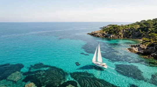 Navigation en bateau avec carte marine montrant les zones protégées