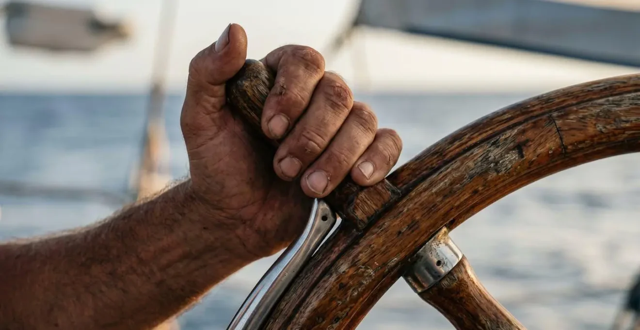 Barreur concentré regardant vers l'horizon lointain plutôt que l'étrave du voilier