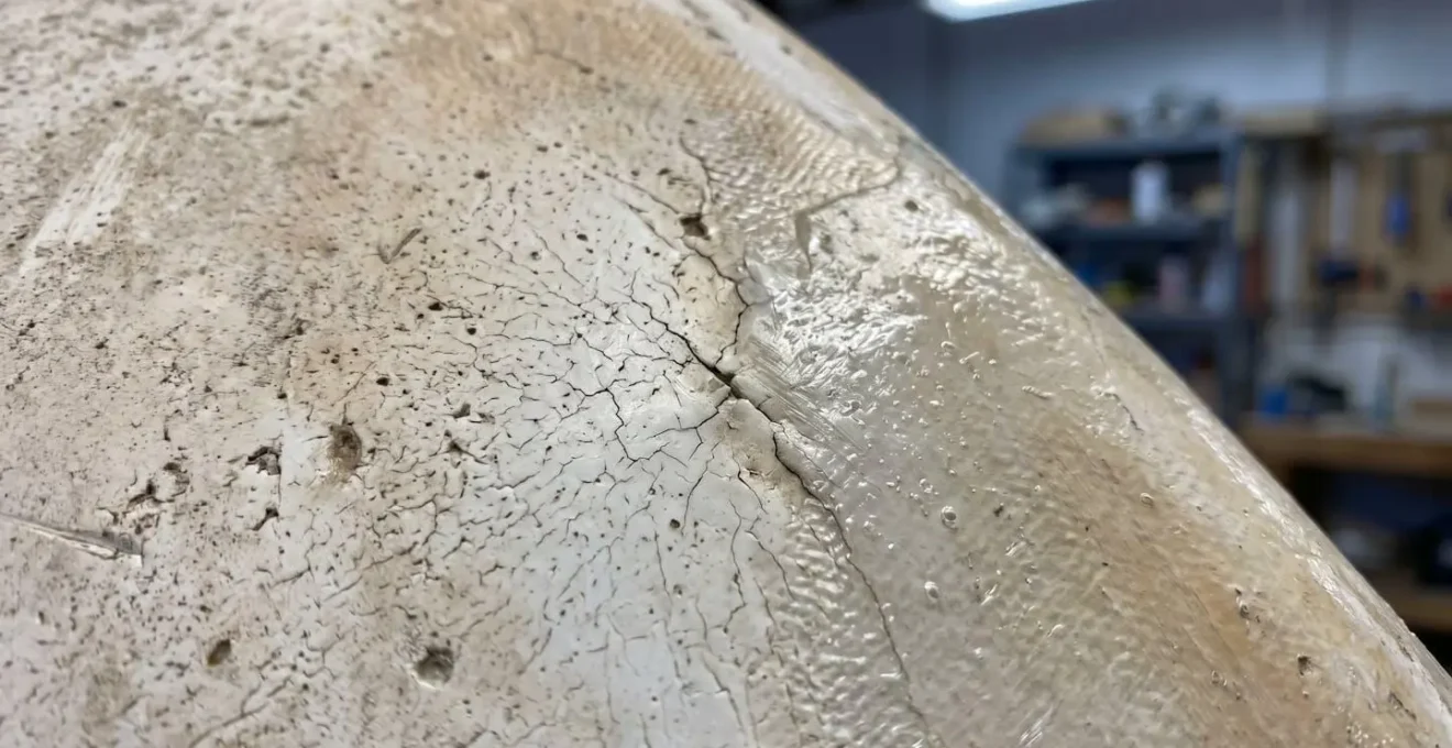 Inspection détaillée de la coque d'un bateau révélant des réparations anciennes