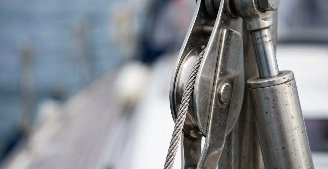 Système de bossoirs hydrauliques sur plateforme arrière de yacht pour mise à l'eau sécurisée d'équipements nautiques