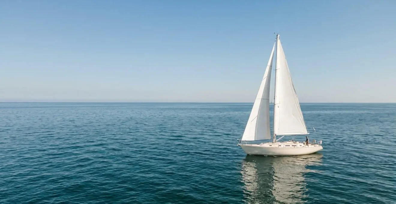 Voilier en navigation à la voile pure sur mer calme illustrant la navigation décarbonée